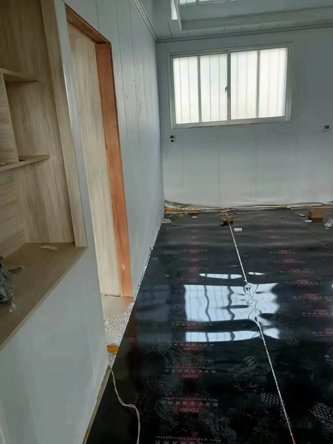 Nanometer-Graphen-Heizfolie für ein Fußbodenheizungs-Retrofit im Wohnraum